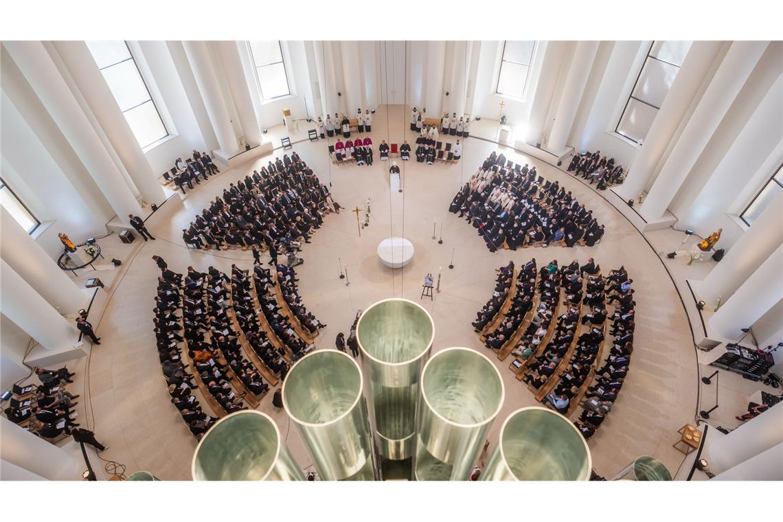 Bischof Georg Bätzing hält die Predigt beim Requiem für den verstorbenen Papst Franziskus in der St. Hedwigs-Kathedrale.