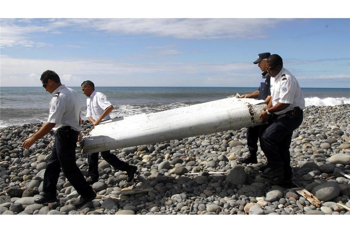 Bisher wurden nur ein paar Dutzend Wrackteile gefunden, nicht aber der Rumpf der Maschine. (Archivbild)