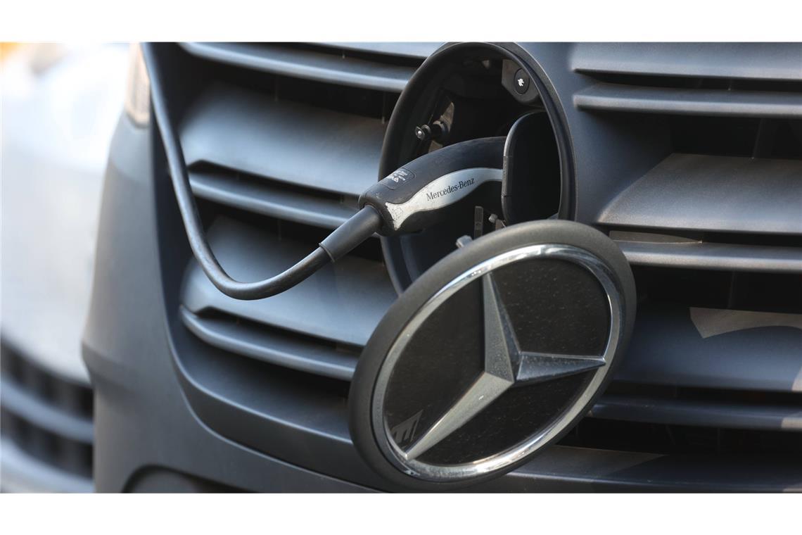 Mercedes-Benz schließt Partnerschaft für smartes Laden Bislang floss der Strom immer nur in eine Richtung. Bidirektionales Laden soll ermöglichen, dass E-Autos zukünftig auch Strom ins Netz einspeisen können.