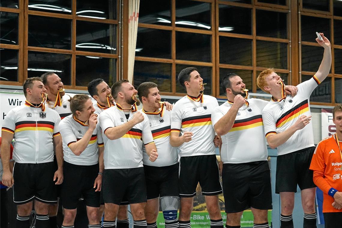 Bitte mit Biss, aber trotzdem recht freundlich: Philipp Völk macht auf dem Siegerpodest ein Selfie von sich und seinen Kollegen: (von links) Leon Weißhaar, Markus Weller, Martin Frey, David Piesch, Björn Bootsmann, Patrick Fleischmann, Tobias Herczeg und Marcel Schüle.  Foto: Hannah Rohrwick