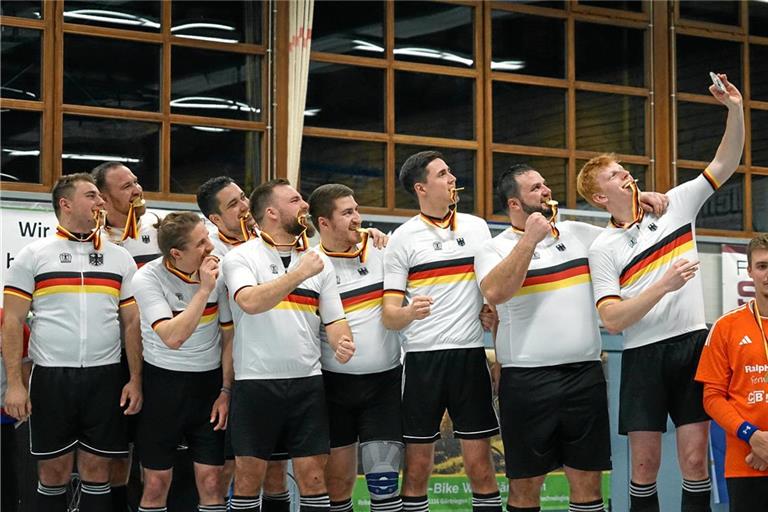 Bitte mit Biss, aber trotzdem recht freundlich: Philipp Völk macht auf dem Siegerpodest ein Selfie von sich und seinen Kollegen: (von links) Leon Weißhaar, Markus Weller, Martin Frey, David Piesch, Björn Bootsmann, Patrick Fleischmann, Tobias Herczeg und Marcel Schüle.  Foto: Hannah Rohrwick