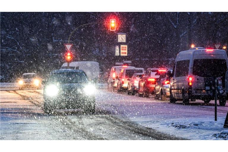 Bitte vorsichtig fahren: Der Deutsche Wetterdienst warnt vor starkem Schneefall und Schneeverwehungen.