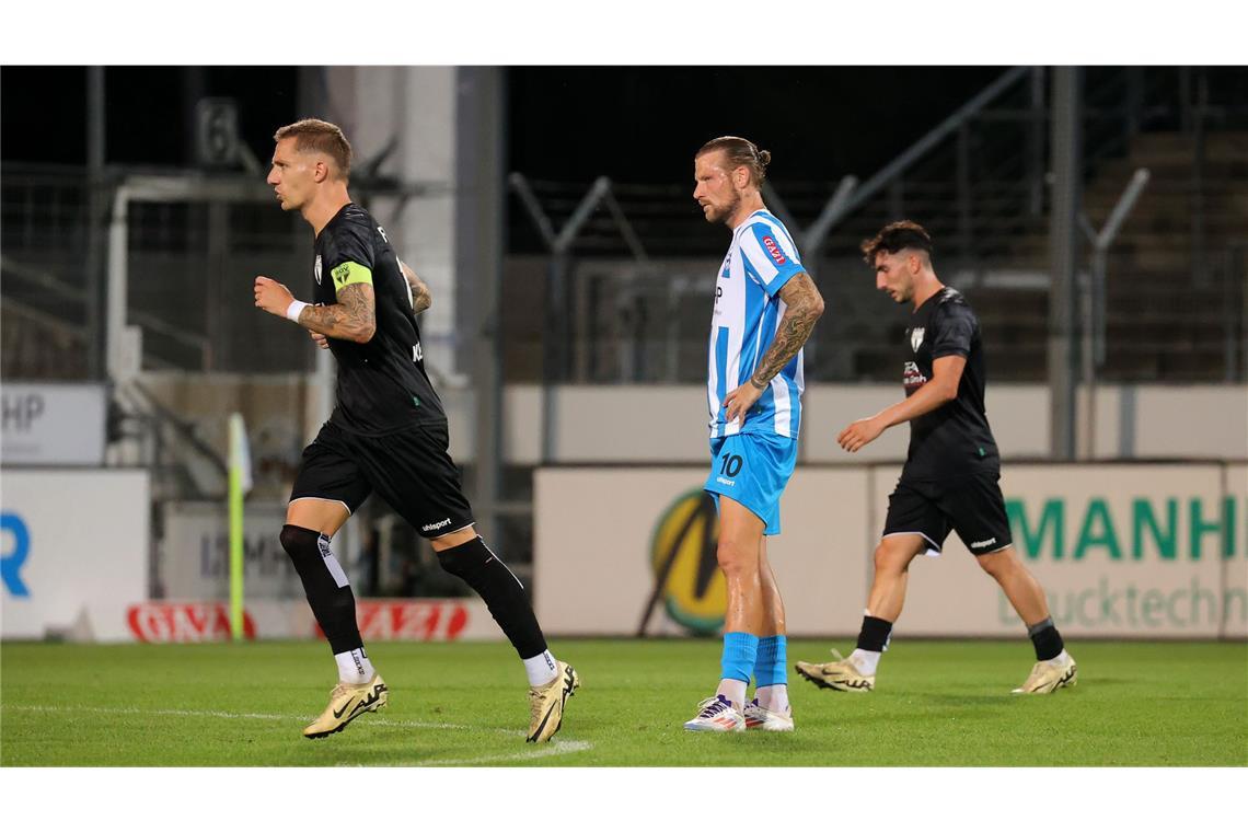 Das waren die Schlüsselmomente der Blauen 2024 Bittere Pille am 3. September: Gegen Ligarivale SGV Freiberg setzte es Kevin Dicklhuber (Mi.) & Co. im WFV-Pokal-Achtelfinale ein 1:3 nach Verlängerung. Es war das frühe Ende aller DFB-Pokal-Träume.