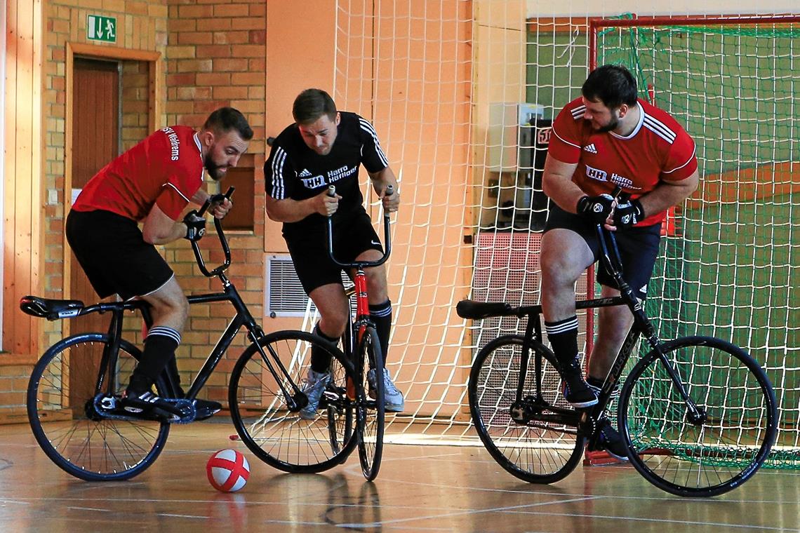 Verkürzte Radballsaison beginnt Björn Bootsmann (links) und Marcel Schüle werden morgen nach über einem Jahr Pause wieder ein Spiel absolvieren. Foto: A. Becher