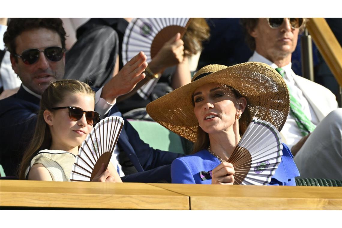 <b>Juli:</b> Gibt es ein stylisheres Mutter-Tochter-Duo? Die Prinzessin von Wales trägt in Wimbledon ein royalblaues Tageskleid des Londoner Labels Roksanda, das offenbar für Kates Zwecke mit kleinen Ärmeln und einer Schleife an der Schulter ergänzt wurde. Charlotte hat ein Kleid an, das wie gemacht scheint für das vielleicht eleganteste Tennisturnier der Welt: Cremefarben, mit einer mit schwarzen Paspeln abgesetzten Rüsche.