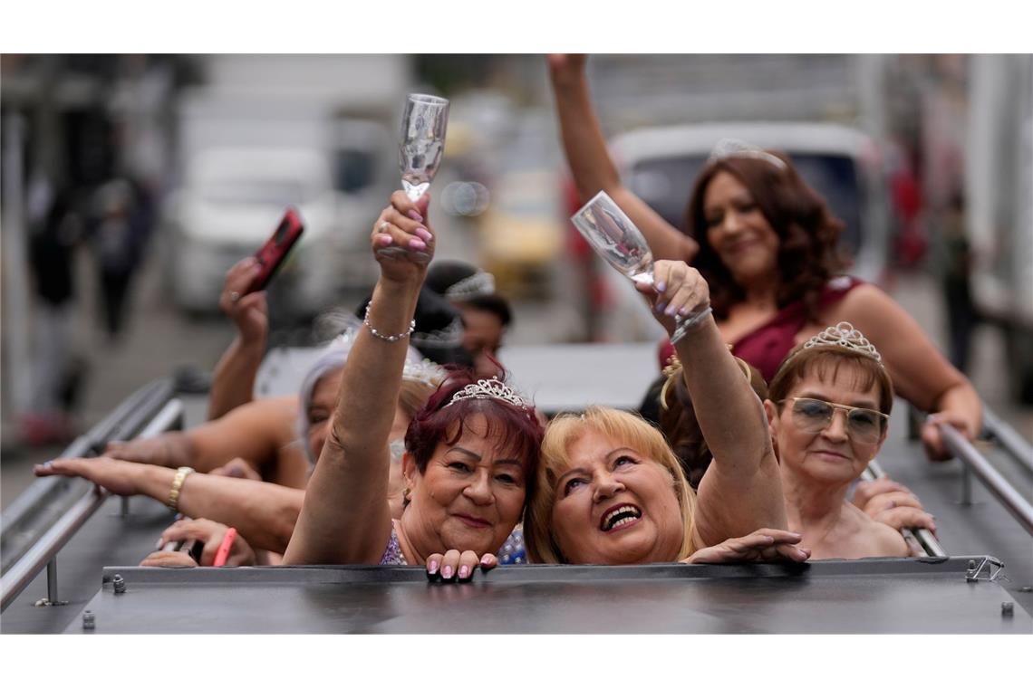 Bilder des Tages Blanca Guerrero, 67, links, und Gloria Sanabria, 67, rechts, fahren in einer Limousine zu einer Quinceanera-Feier für Frauen, die nie eine traditionelle 15. Geburtstagsparty feiern konnten.