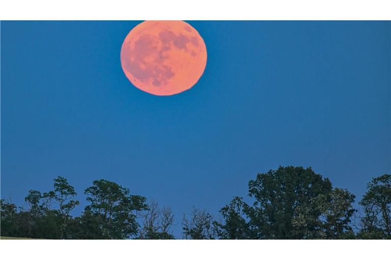 Blassroter Mond am Abendhimmel. (Archivbild)