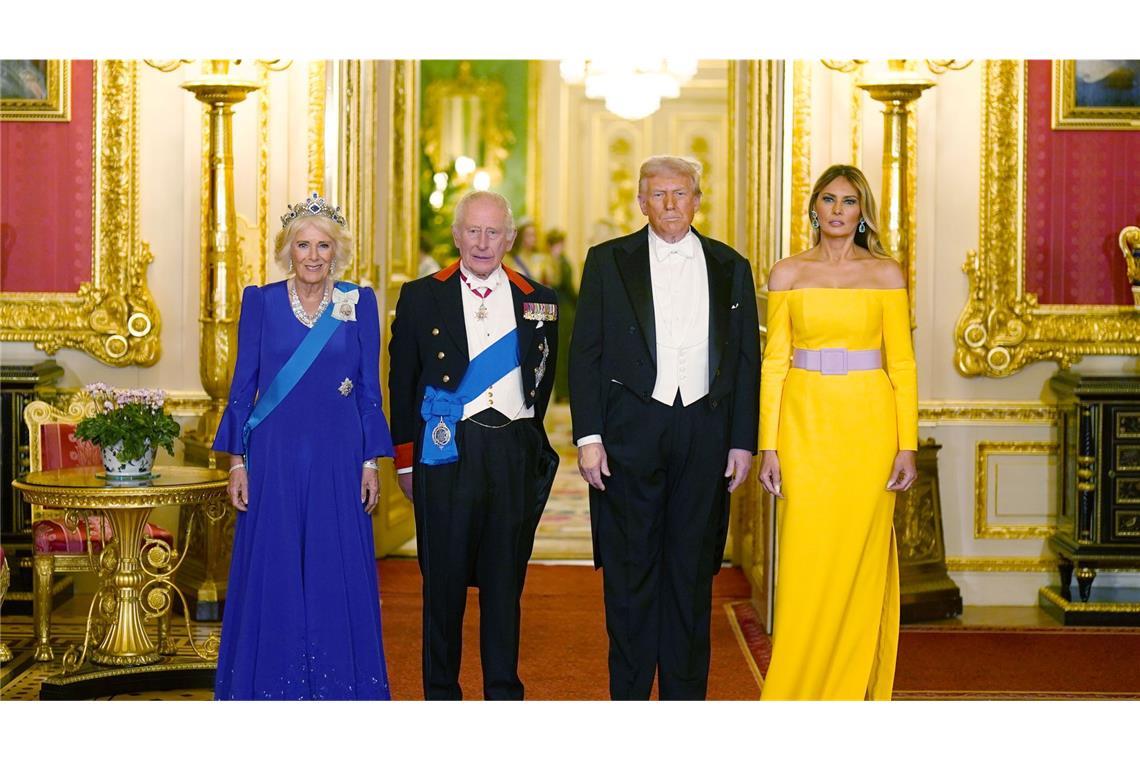 Blau und Gelb – ist das ein Zufall. Gemeinsam mit dem Abendkleid von Königin Camilla ergab Melanias Outfit die Landesfarben der Ukraine.