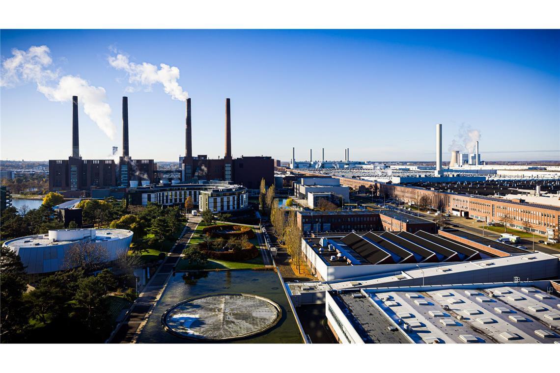 Blauer Himmel über dem VW-Werk in Wolfsburg – doch die Stimmung im Konzern bleibt wechselhaft. (Archivbild)