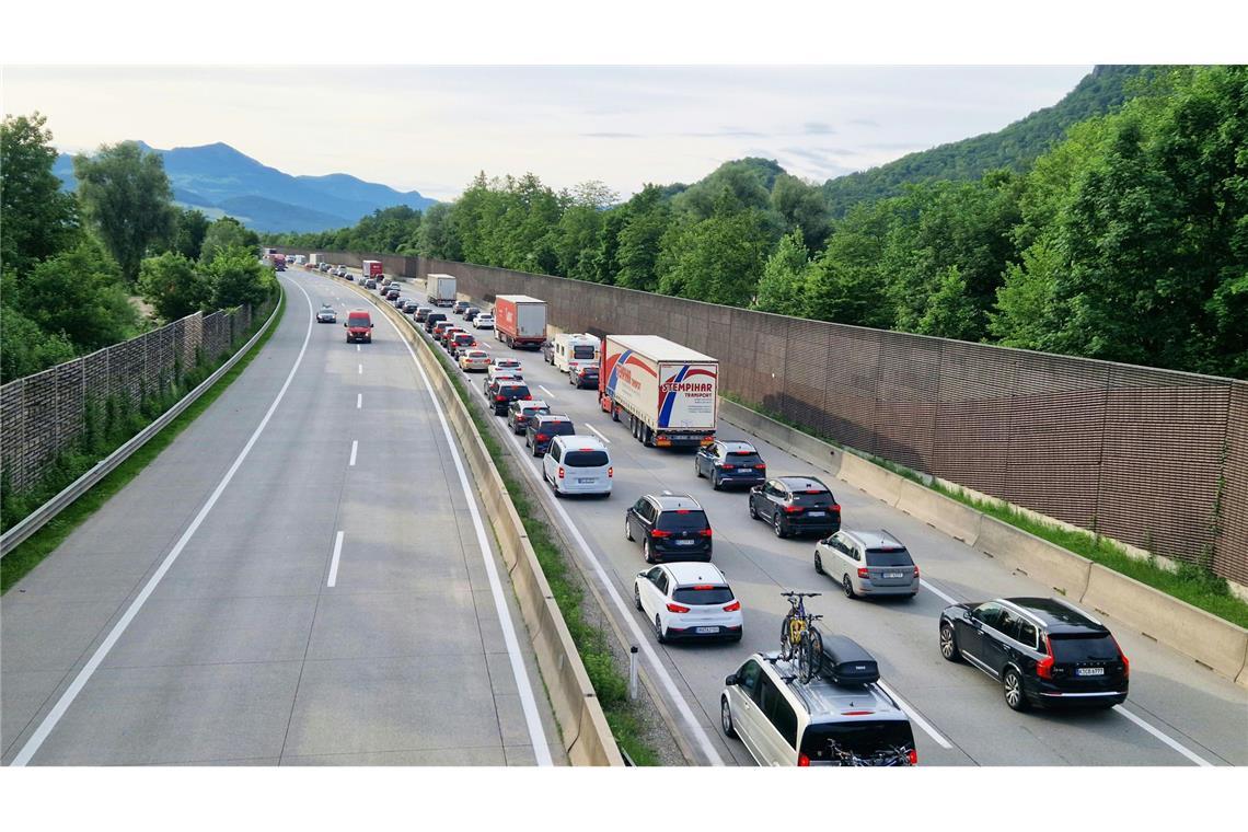 Stau von Bayern bis Österreich – Berichte sprechen von Chaos Blechlawine zwischen Österreich und Bayern