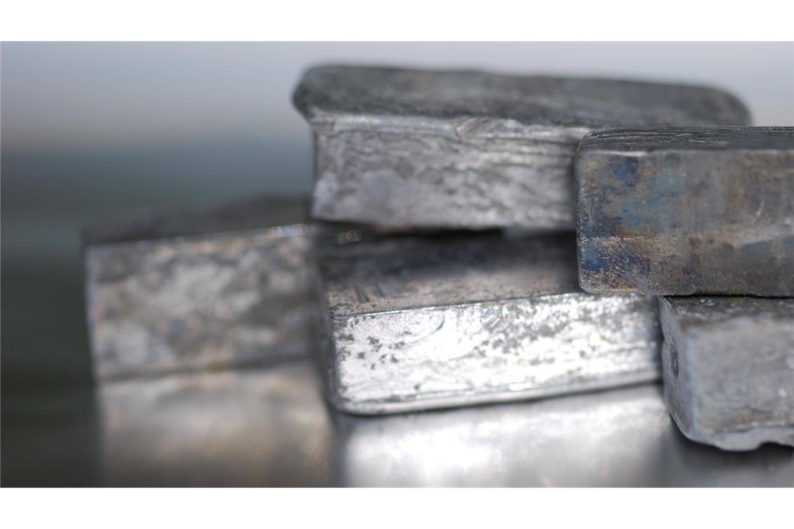 Schon vor 5200 Jahren vergifteten sich Menschen mit Blei Blei ist ein chemisches Element mit dem Elementsymbol Pb (lateinisch: plumbum) und der Ordnungszahl 82. Blei ist bereits seit der Antike bekannt.
