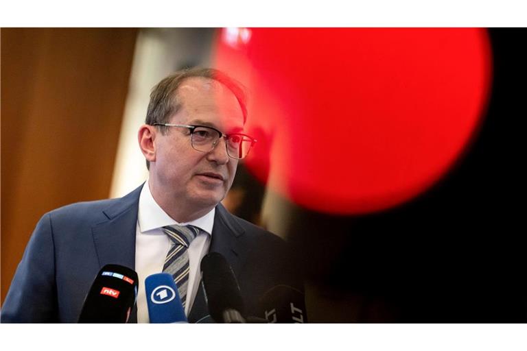 Bleibt bei seinen Bedenken gegen einen AfD-Verbotsantrag: Alexander Dobrindt. (Archivbild)