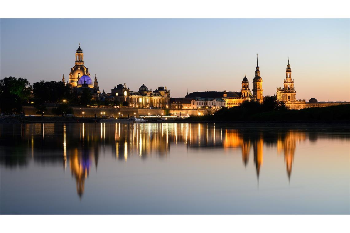Bilder des Tages Blick am Abend auf die historische Altstadtkulisse von Dresden an der Elbe mit der Frauenkirche (l-r), der Kuppel der Kunstakedmie mit dem Engel „Fama“, dem Terrassenufer, dem Ständehaus, dem Hausmannsturm und der Hofkirche.