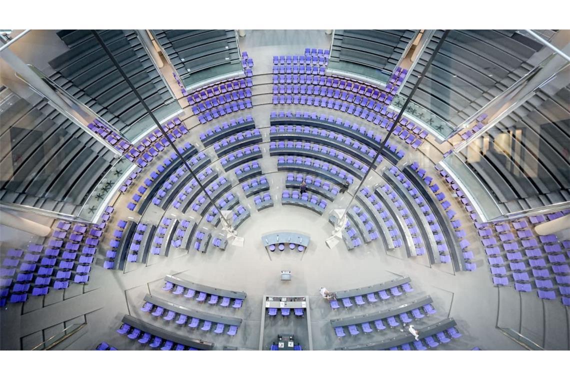 Blick am Morgen in den Plenarsaal des Bundestags. In der Sonntagsfrage liegt die AfD in einer Umfrage weiter vorn.