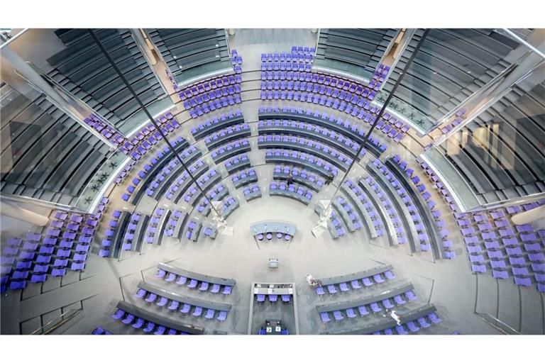 Blick am Morgen in den Plenarsaal des Bundestags. In der Sonntagsfrage liegt die AfD in einer Umfrage weiter vorn.