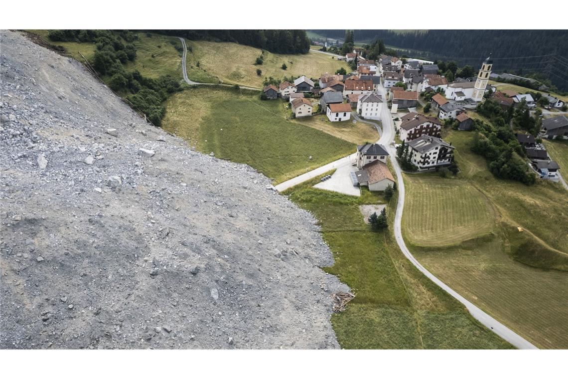 Schweizer Dorf muss erneut evakuiert werden Blick auf das Dorf Brienz in Graubünden. In der Nacht zum 16. Juni 2023 erreichte ein Schuttstrom beinahe das damals evakuierte Dorf.