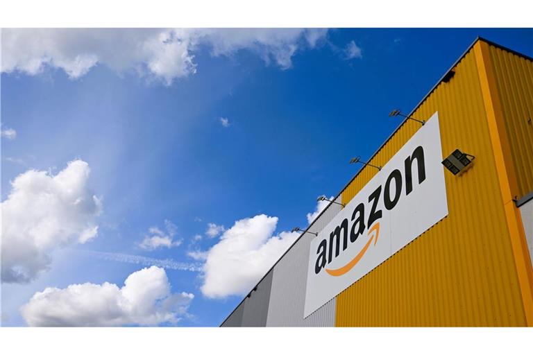 Blick auf das Dortmunder Amazon-Logistikzentrum, in dem große Mengen an Produkten lagern.