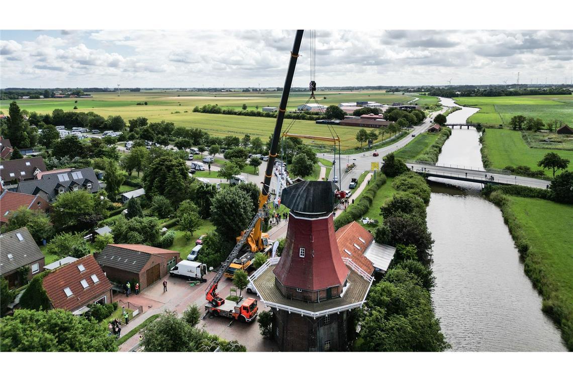 Blick auf das Greetsieler Wahrzeichen, die Rote Windmühle. (Luftaufnahme mit einer Drohne).