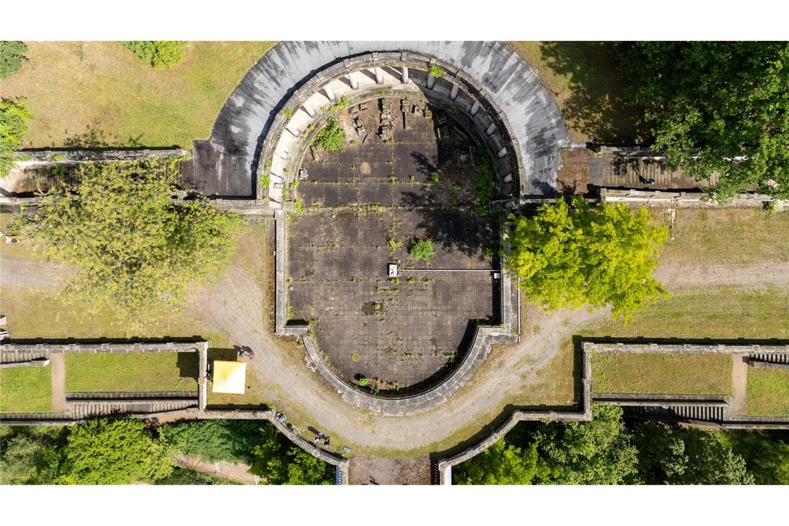 Bilder des Tages Blick auf das Römische Bad (Luftaufnahme mit einer Drohne). Das seit zehn Jahren gesperrte Bad unterhalb des Schlosses Albrechtsberg im spätklassizistischen Stil wird denkmalgerecht saniert.