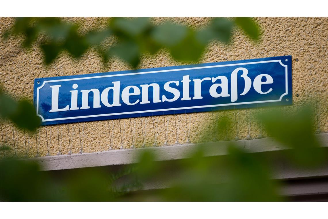 Vor fünf Jahren endete die "Lindenstraße" Blick auf das Straßenschild "Lindenstraße".