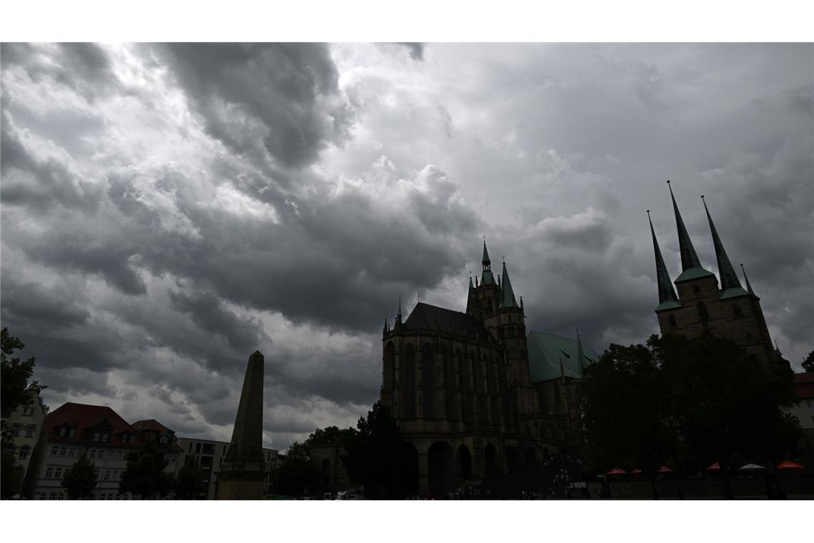 Blick auf den Erfurter Domplatz. Nach einem Montag mit starken Unwettern bleibt es am Dienstag wolkig, dafür wird es etwas milder.