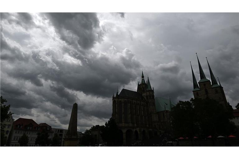 Blick auf den Erfurter Domplatz. Nach einem Montag mit starken Unwettern bleibt es am Dienstag wolkig, dafür wird es etwas milder.