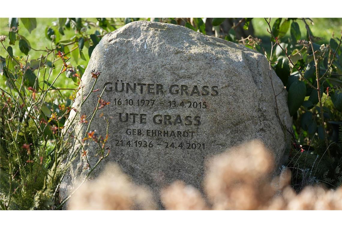 Blick auf den Grabstein auf der Grabstätte von Günter Grass auf dem Friedhof Behlendorf.