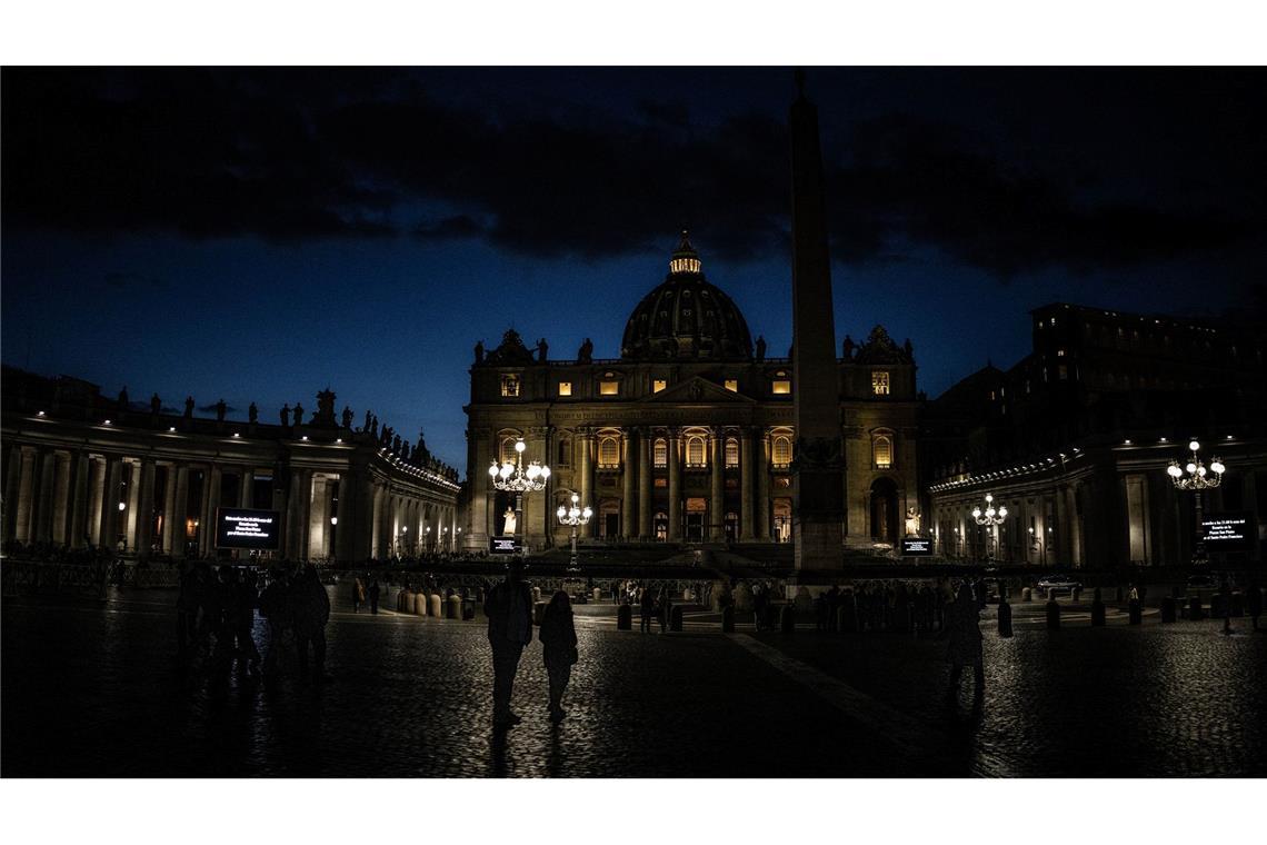 Bilder des Tages Blick auf den Petersdom bei Nacht.