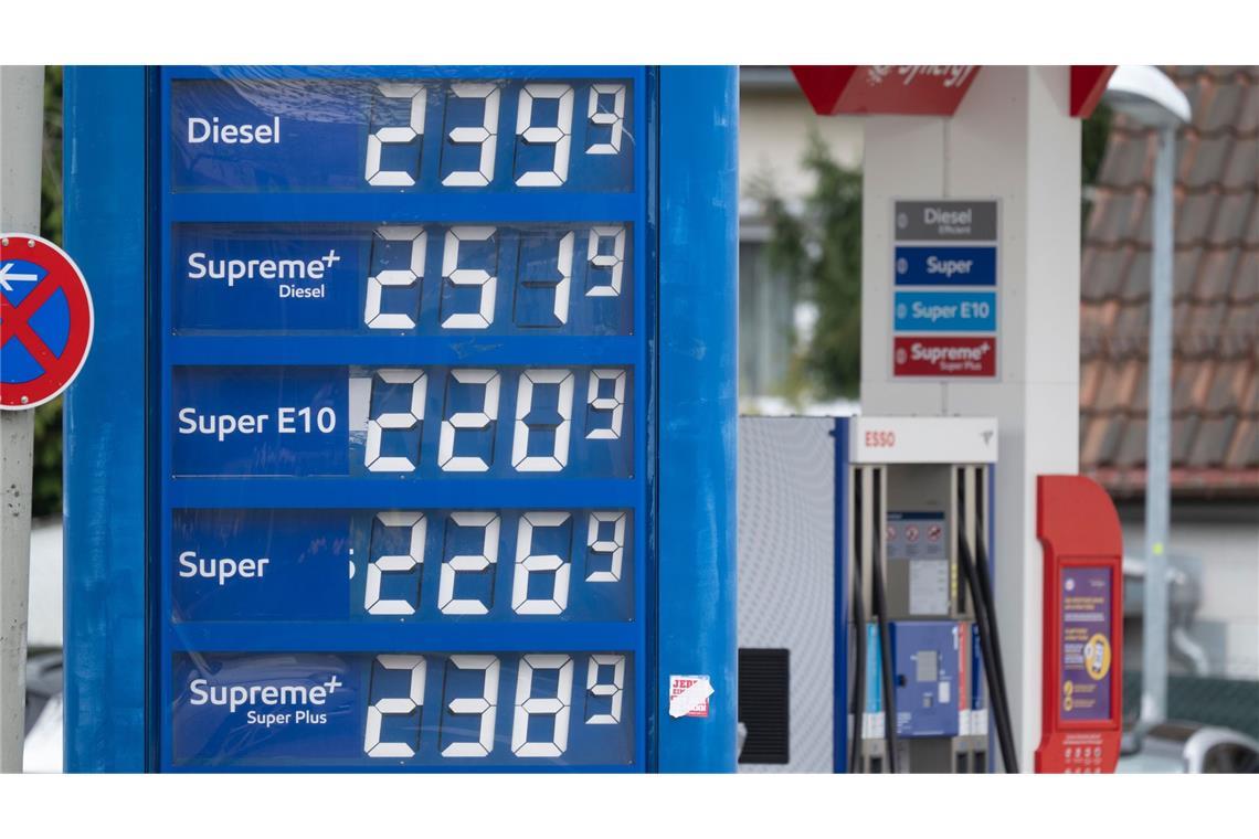 Blick auf die Anzeigetafel einer Tankstelle um 12.01 Uhr.