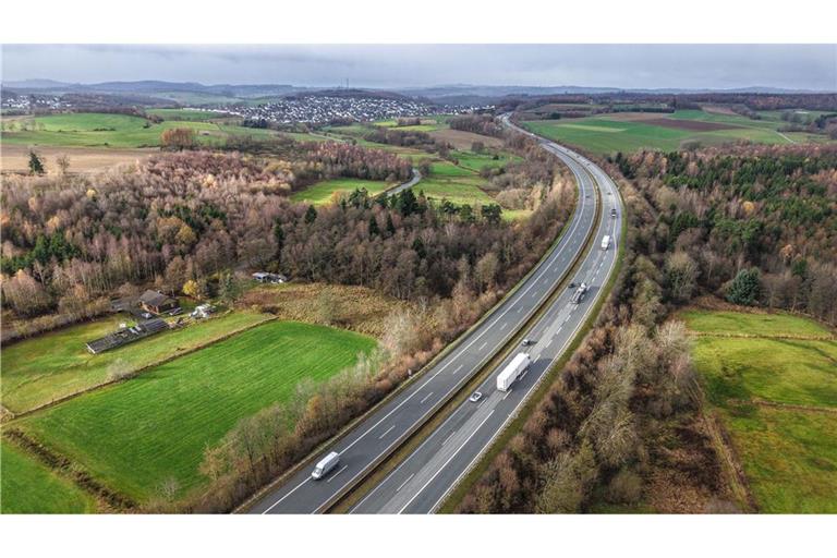 Blick auf die Autobahn 45 in der Nähe von Olpe. Auf dieem Teilstück der A45 wurden in der Nacht zum 17.11.2025 menschliche Körperteile, Hände einer Frau, gefunden.