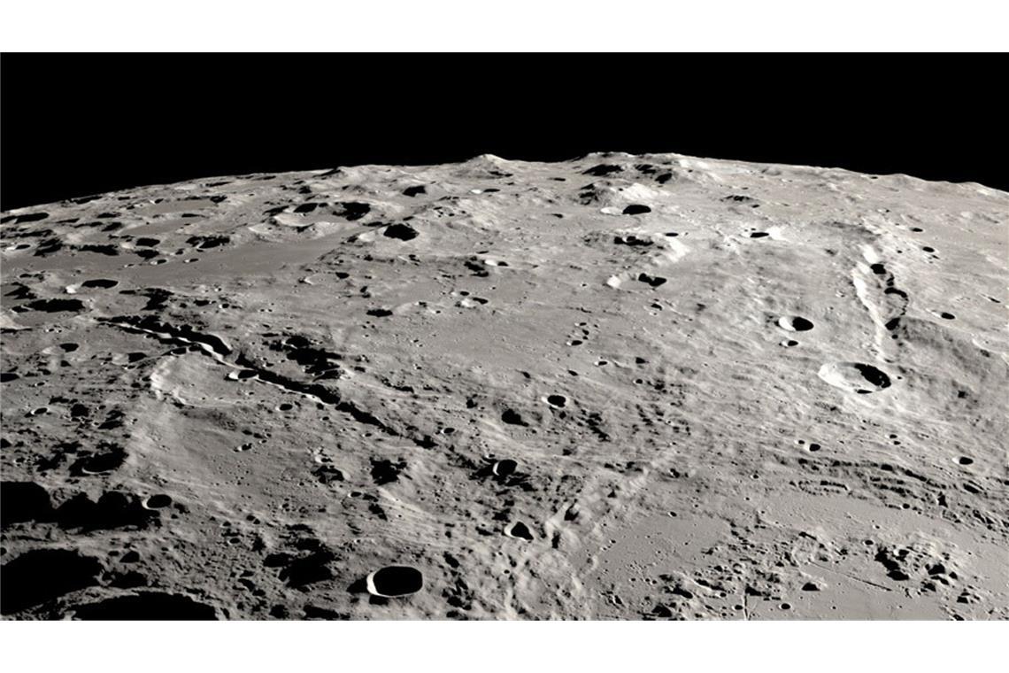 Wie Canyons auf dem Mond in nur zehn Minuten entstanden Blick auf die beiden großen Mondschluchten Vallis Schrödinger (links) und Vallis Planck (Mitte). Jeder von ihnen ist tiefer als der Grand Canyon.