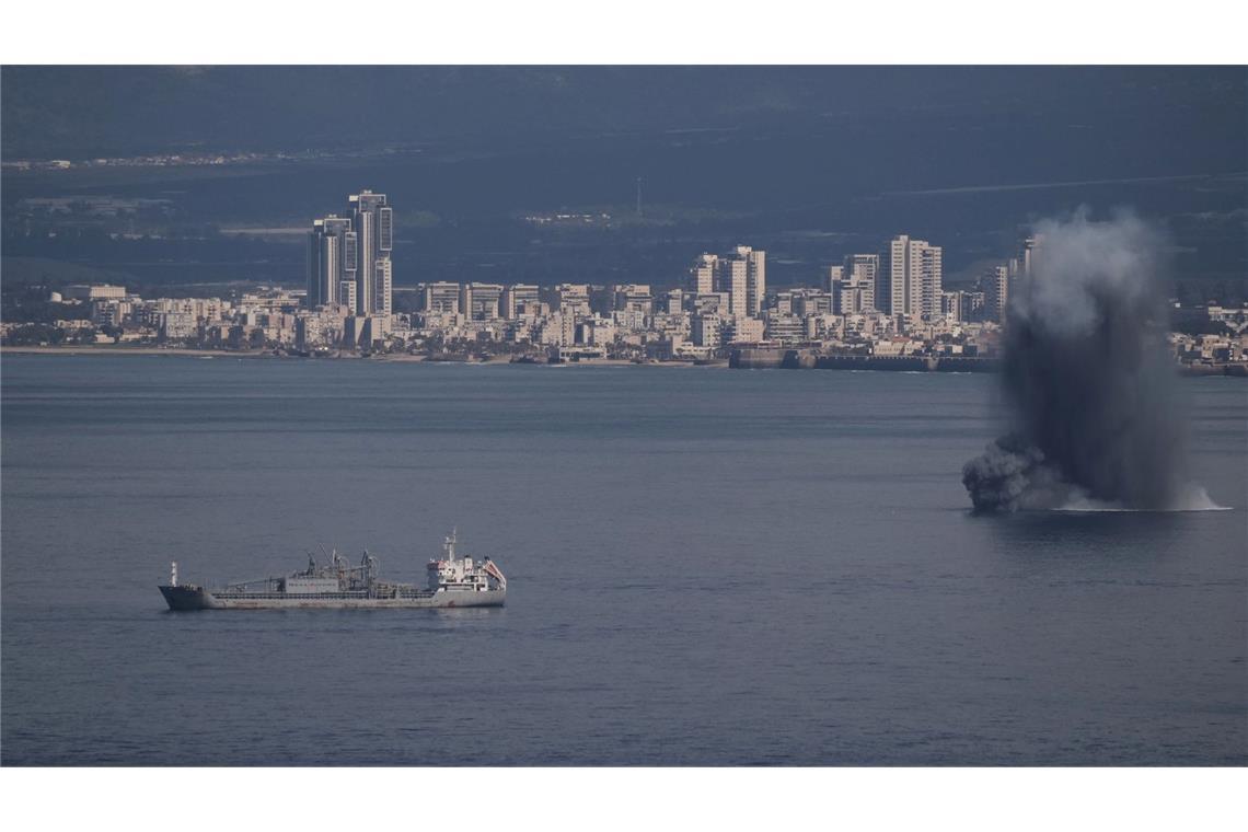 Blick auf die Bucht von Haifa, wo ein Geschoss explodiert.