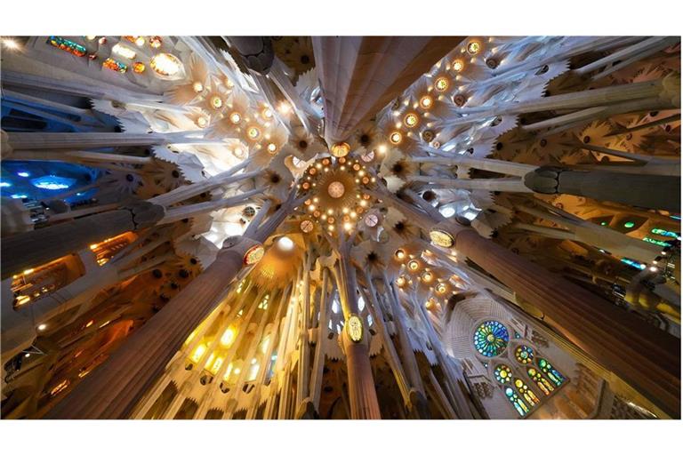 Blick auf die Decke der Basilika der Sagrada Familia vor der Ankunft des Papstes zur Feier eines Gottesdienstes. Der Jesus-Turm im Zentrum der Basilika erreichte im Februar mit der Aufsetzung des begehbaren Doppelkreuzes die endgültige Höhe von 172,50 Metern. Seither ist die Sagrada Familia die höchste Kirche der Welt. Foto: