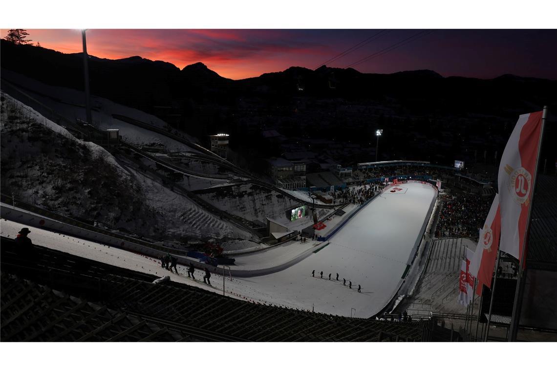 Bilder des Tages Blick auf die Großschanze während der Two-Nights-Tour der Damen bei Sonnenuntergang