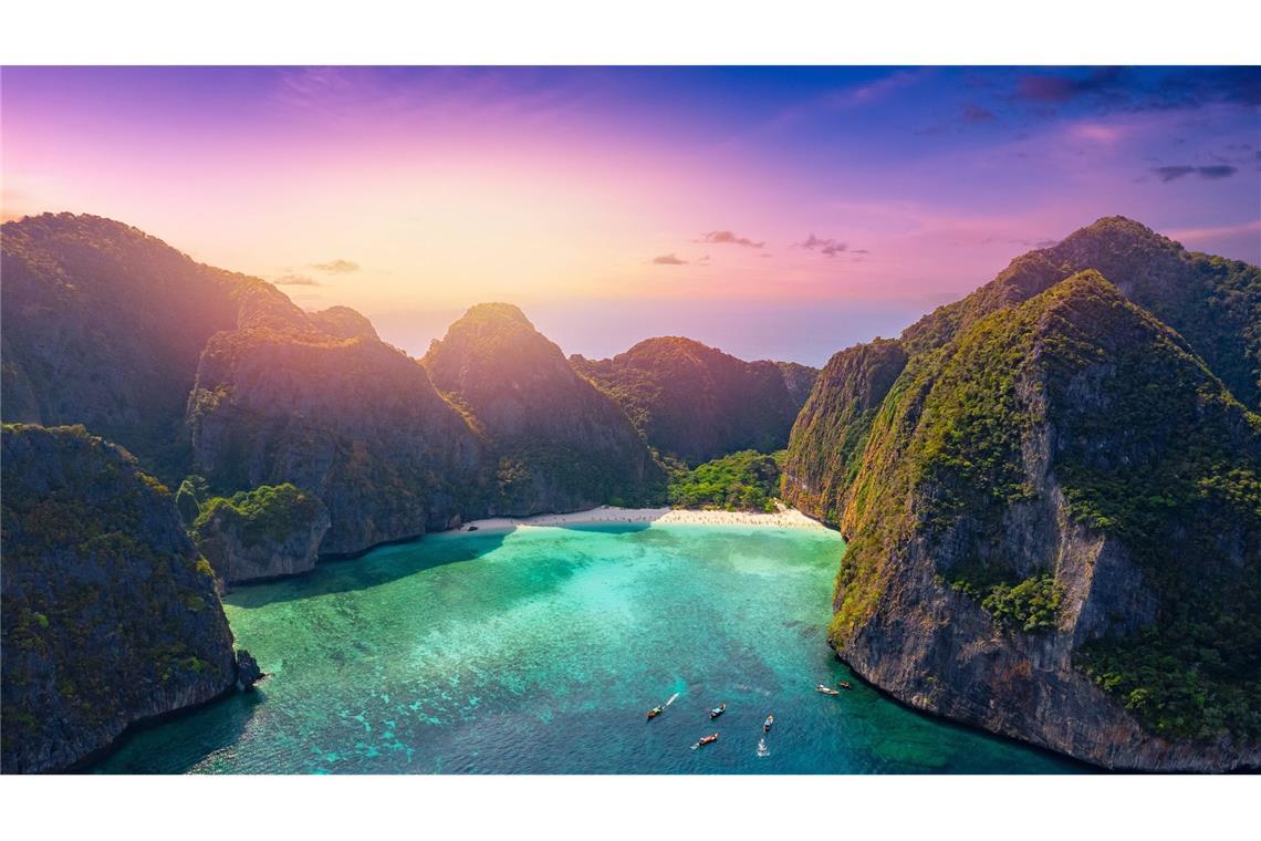 Blick auf die Insel Phi Phi Leh vor der thailändischen Küste.