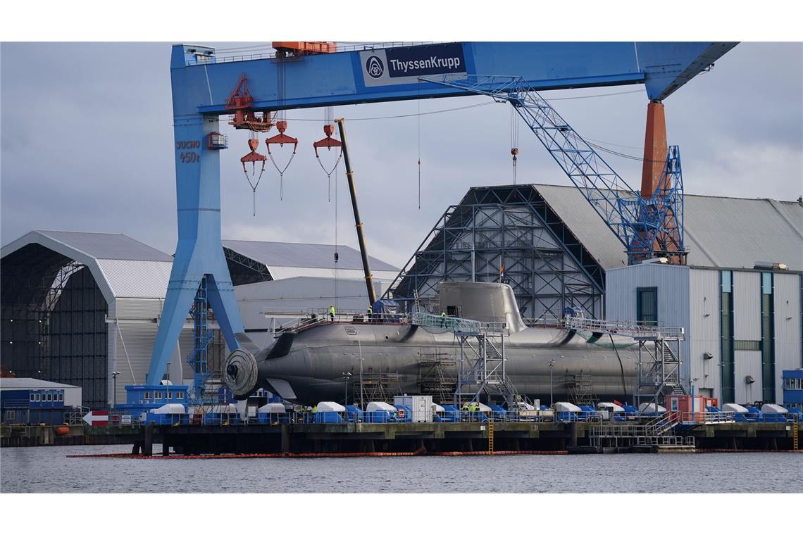 Blick auf die Kieler Werft von TKMS mit einem im Bau befindlichen U-Boot.