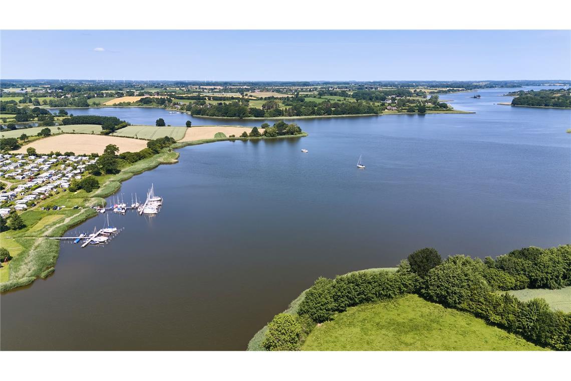 Cottbus unter Reisetipps für 2026 im "Marco Polo"-Trendbuch Blick auf die Schlei: Sie ragt als Meeresarm 42 Kilometer ins Landesinnere hinein. (Archivbild)