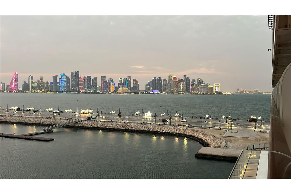 Blick auf die Skyline von Doha. Hier liegt das Kreuzfahrtschiff "Mein Schiff 5" aufgrund des Iran-Krieges im Hafen fest.