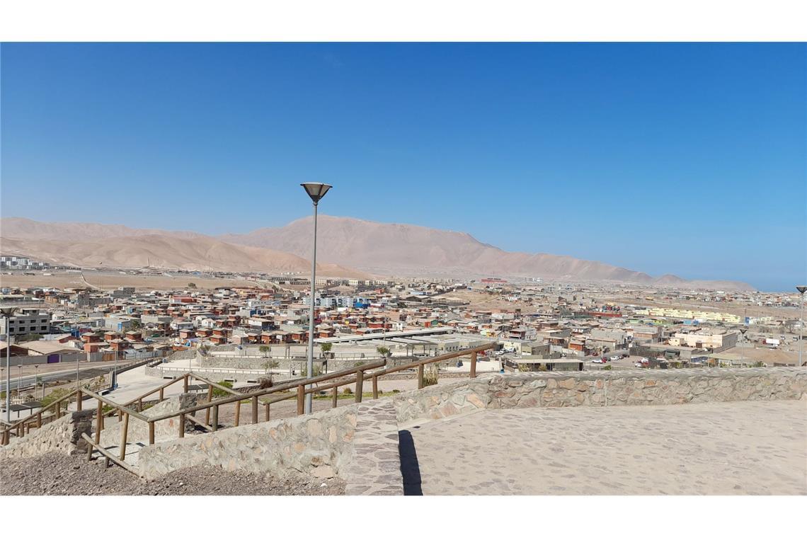 Mit Nebel gegen Wasserknappheit Blick auf die Stadt Alto Hospicio in der chilenischen Atacama-Wüste, einem der trockensten Orte der Welt.