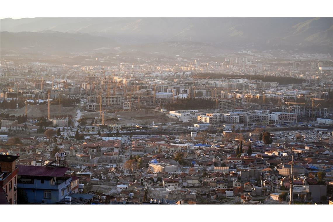 Feiern im Schutt - Das Leben nach dem Erdbeben in der Türkei Blick auf die Stadt Antakya, zwei Jahre nach den verheerenden Erdbeben, die die Stadt in weiten Teilen zerstört haben.