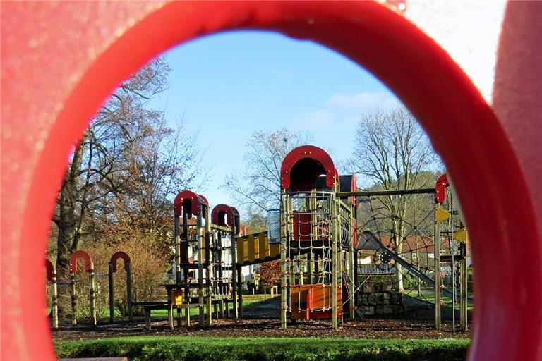 Blick auf die zentrale Kletteranlage, aus der ein Robinienholzklettergarten wird.