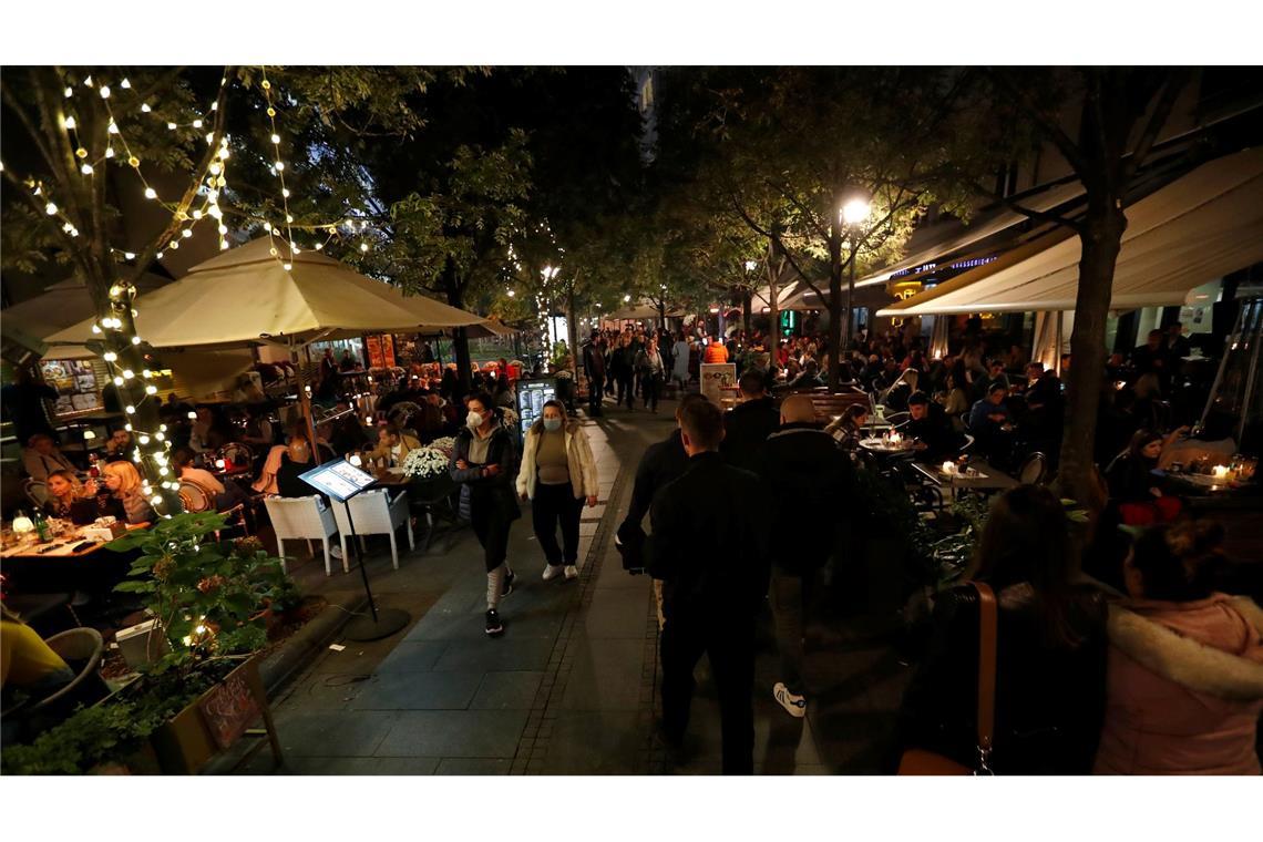 Blick auf eine Ausgehstraße in der Innenstadt von Belgrad. (Archivbild)