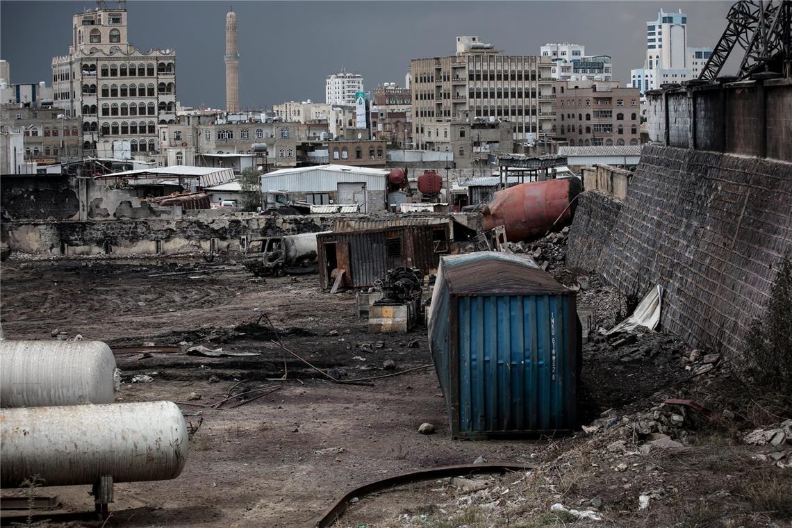 Blick auf eine beschädigte Tankstelle im Jemen, nachdem sie von israelischen Luftangriffen getroffen wurde. (Archivbild)