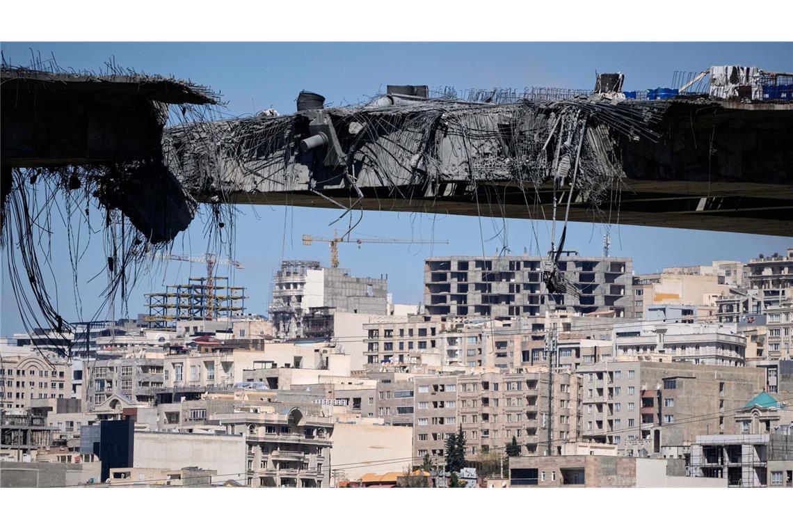 Blick auf eine Brücke, die am Donnerstag (2. April) von US-Luftangriffen getroffen wurde. Bei jüngsten Luftangriffen der USA und Israels auf den Iran wurde erneut eine renommierte Uni getroffen.