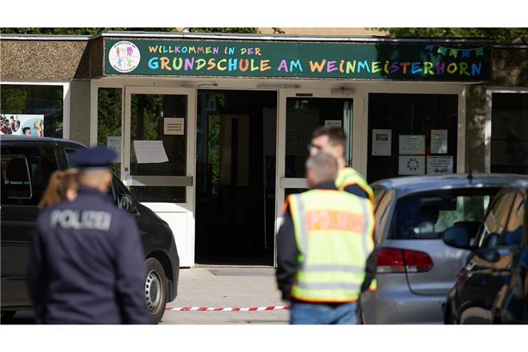 Blick auf eine Schule im Berliner Bezirk Spandau, an der es am Donnerstagvormittag einen möglichen Messerangriff auf einen Schüler gab.