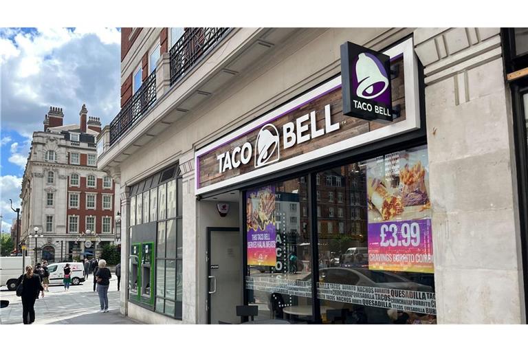 Blick auf eine Taco Bell-Filiale in London. Die US-Fast-Food-Kette Taco-Bell unternimmt den zweiten Anlauf zur Expansion in Deutschland. (Archivbild)