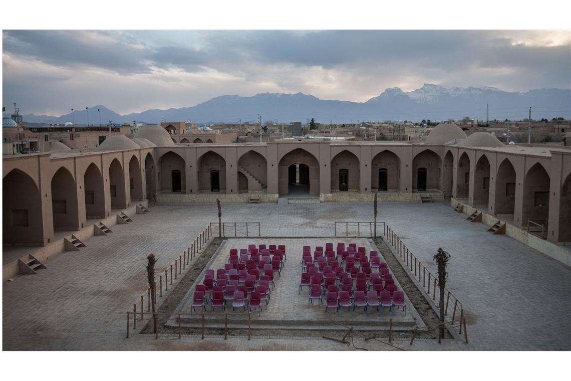 Sängerin performt ohne Kopftuch - Justizverfahren Blick auf eine verlassene Karawanserei nahe der iranischen Wüstenstadt Jasd.