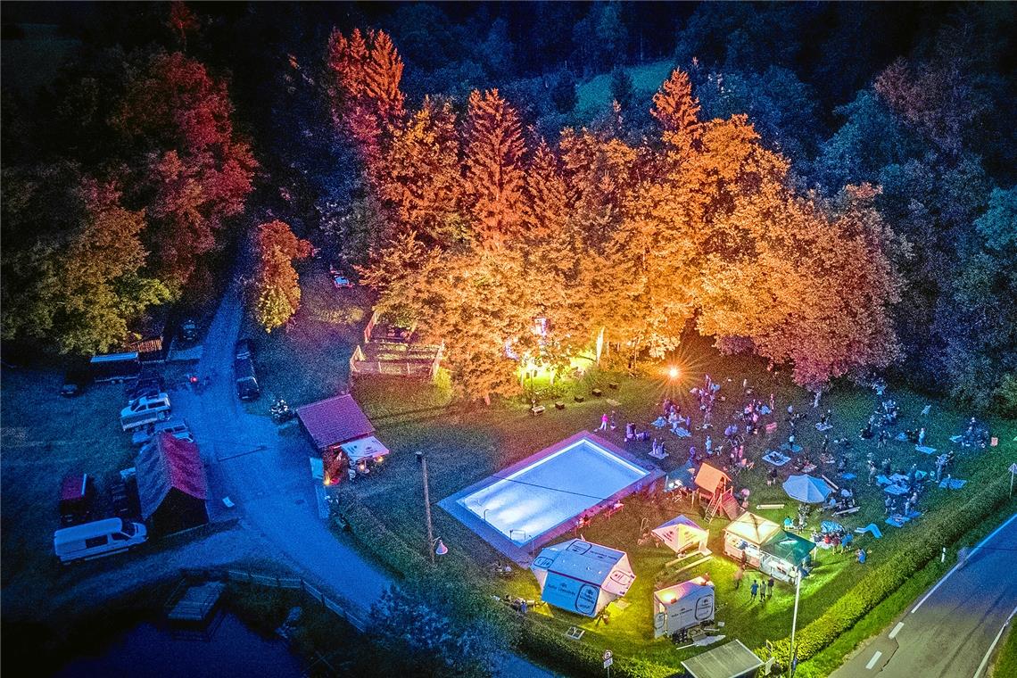 Blick auf einen Bergfestival-Abend in Hinterwestermurr im Sommer 2020 auf dem Gelände des Bädles, das die Wasserfreunde als Verein vor Ort betreiben. Fotos: privat/J. Fiedler