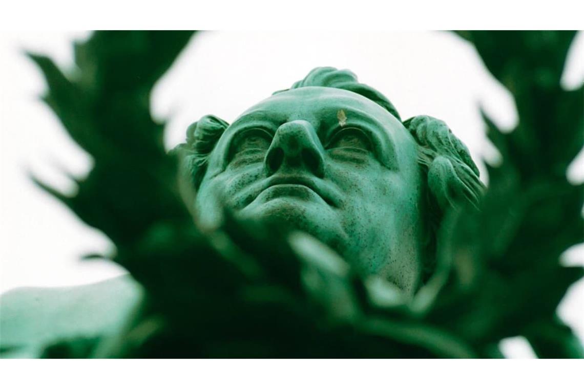 Blick auf Goethe am Goethe-Schiller-Denkmal in Weimar