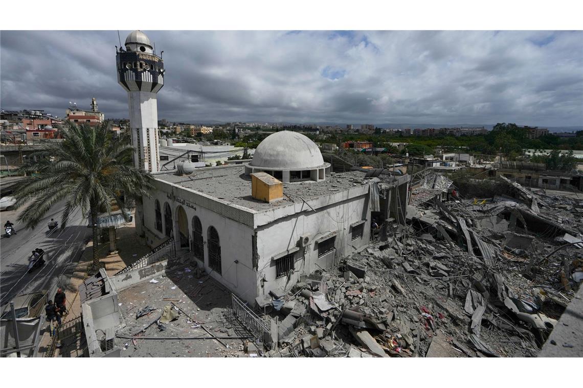 Blick auf Schäden nach Luftangriff Im Libanon: Moschee beschädigt, Hisbollah-Sanitätszentrum getroffen